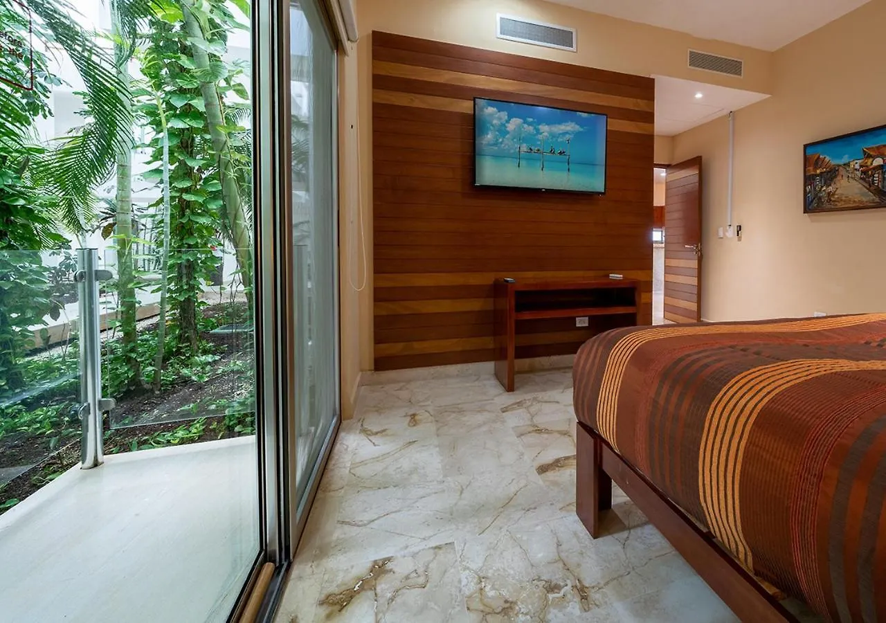 Steps To The Beach, 2 Bed Apt At Casa Del Mar With Rooftop Pool - Condo Clara Playa del Carmen